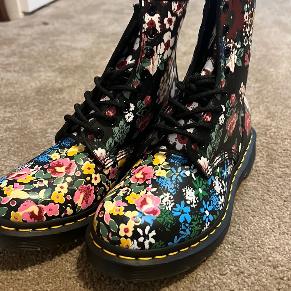 BRAND NEW Dr. Martens Floral (1460 Pascal)